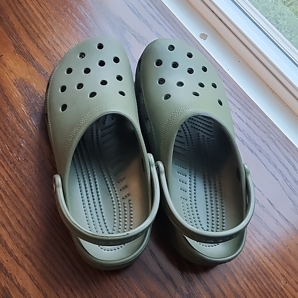 Crocs Classic Clogs Adult Size W11/M9 Green Lightweight - Picture 1 of 8